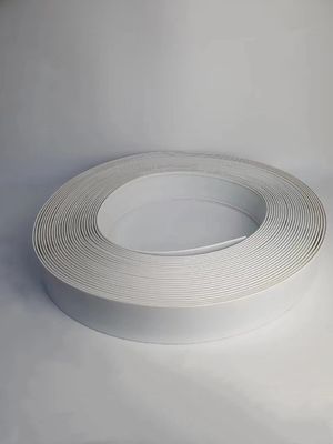 نوار آلومينيومي در دست سفيد خم کردن آلومينيوم کلاه تراش برای خط کانال